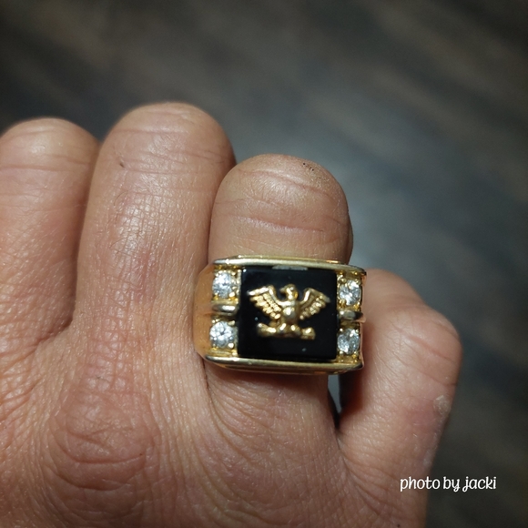 Mens gold tone ring with Eagle & 4 clear stones - Picture 7 of 7